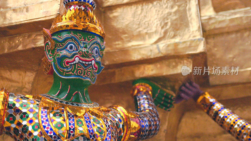 绿色Yaksha -金色Chedi - Wat Phra Kaew - The Grand Palace - Bangkok Thailand - Demond - Close Up